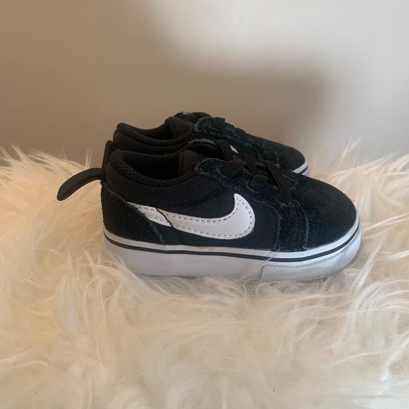 Children’s Nike Shoes Size 3C - Picture 3 of 7